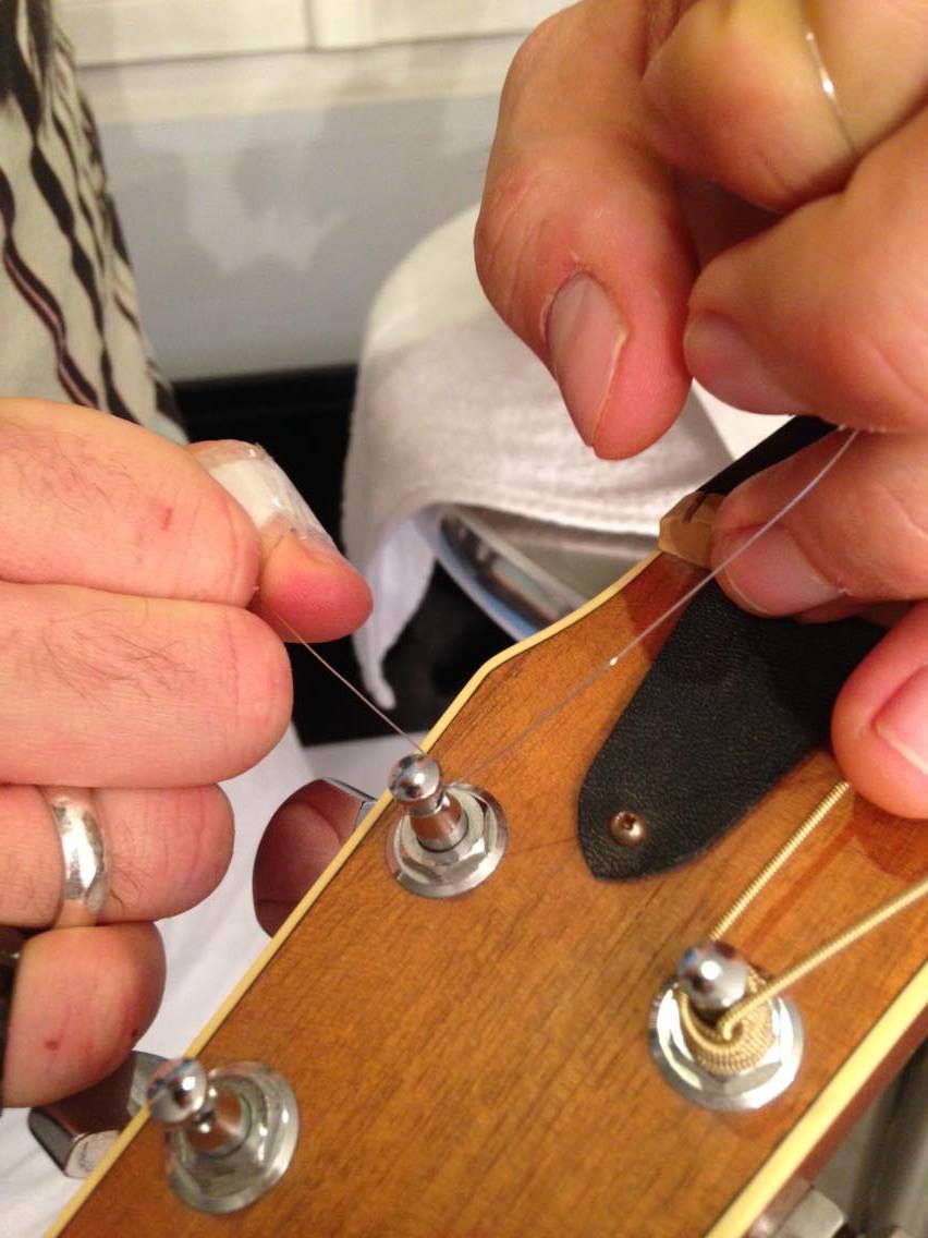 Changer les cordes de guitare classique, folk ou électrique.