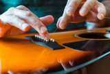 Changer les cordes de guitare classique, folk ou électrique.
